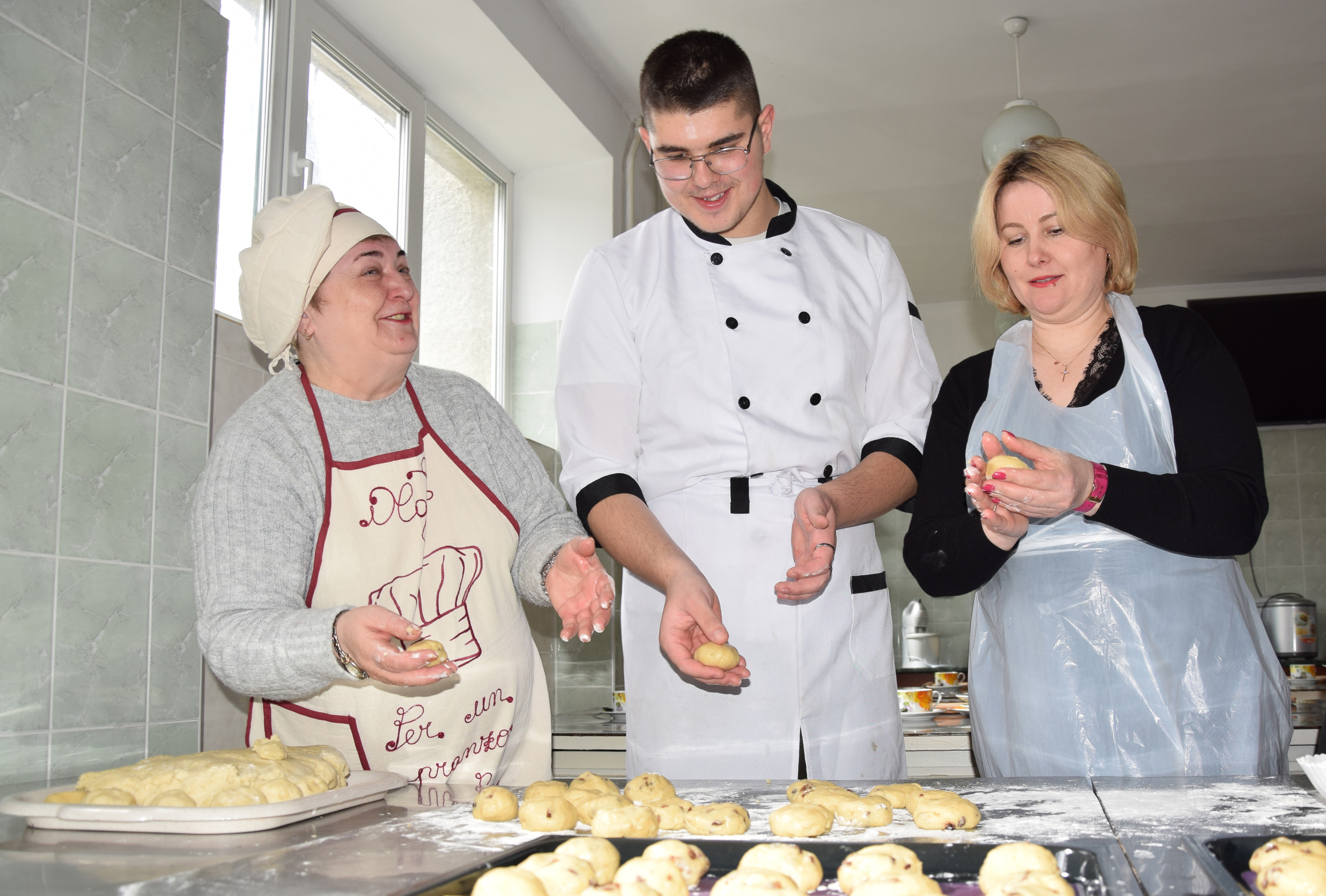 Балабухи готують (зліва направо) господиня «Клюбу «Галицьке вариво» Ольга Чайка, студент Тернопільського фахового коледжу харчових технологій та торгівлі Ілля Панченко та депутат Тернопільської обласної ради Ірина Шумада. Фото автора